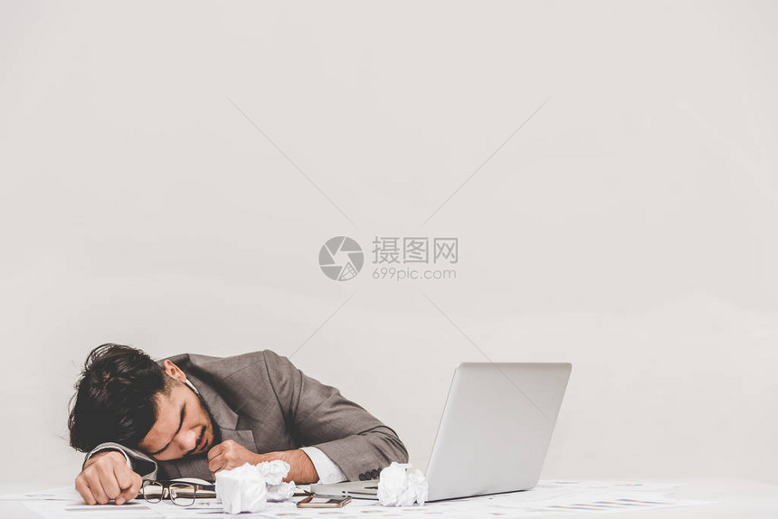 试图在办公室桌子上睡觉的过图片