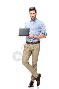 英俊的年轻男子显示数字平板电脑在背景图片