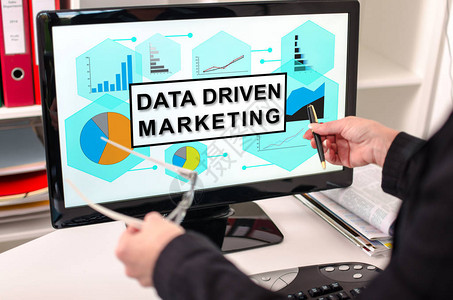 在计算机屏幕上显示数据驱动市场营销概念的图片