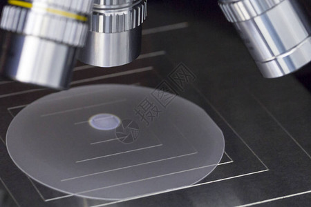 半导体晶圆用显微镜检查蓝宝石基底的微芯片关闭半导体晶制造背景