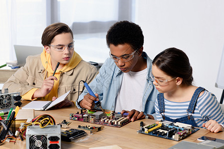 多文化青少年焊接计算机电路家里有焊图片