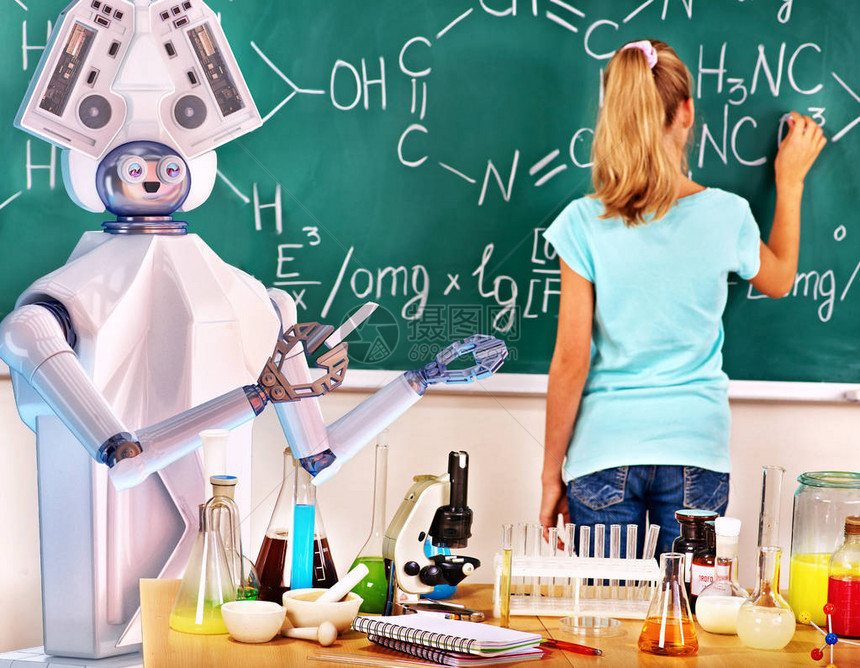 学童和aiandroid机器人在教室的黑板上写字女孩通过人形机器进行交互式在线学习化学和生物学课程图片