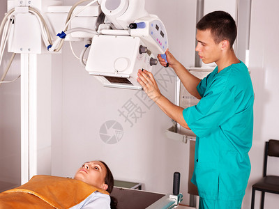 有放射科医生的病人医学图片