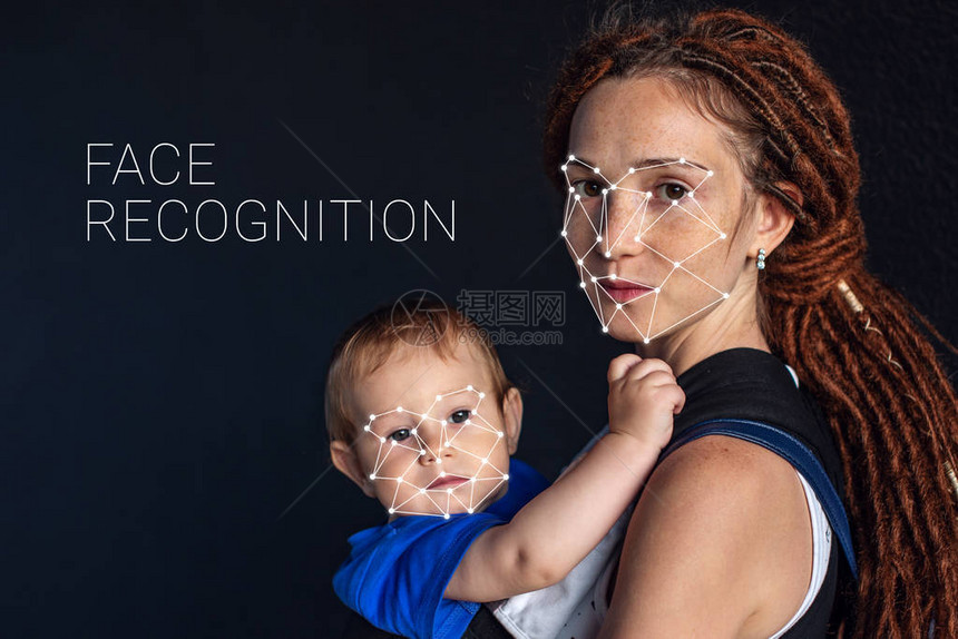 生物特征验证现代年轻女子带着婴儿多边形网格人脸识别新技术的概念是从IT安全和保护图片