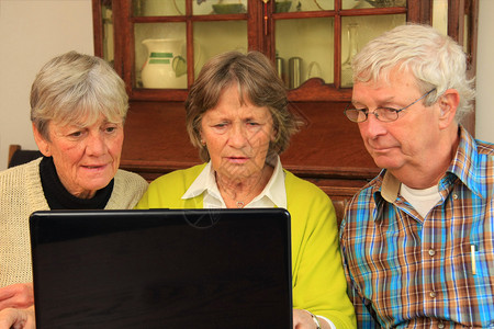 三个活跃的老年人上网图片