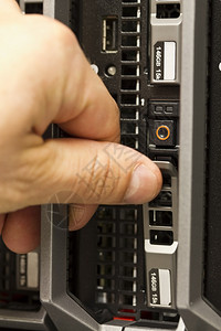 信息技术员领事在刀片服务器上插入安装硬盘数据中心这是SAS硬图片