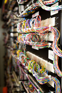 通过电线连接的计算机硬件机架图片