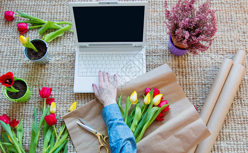办公桌上的郁金香花束背景图片