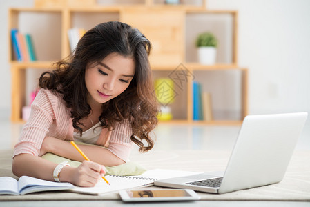 漂亮的亚洲女孩在家的学图片