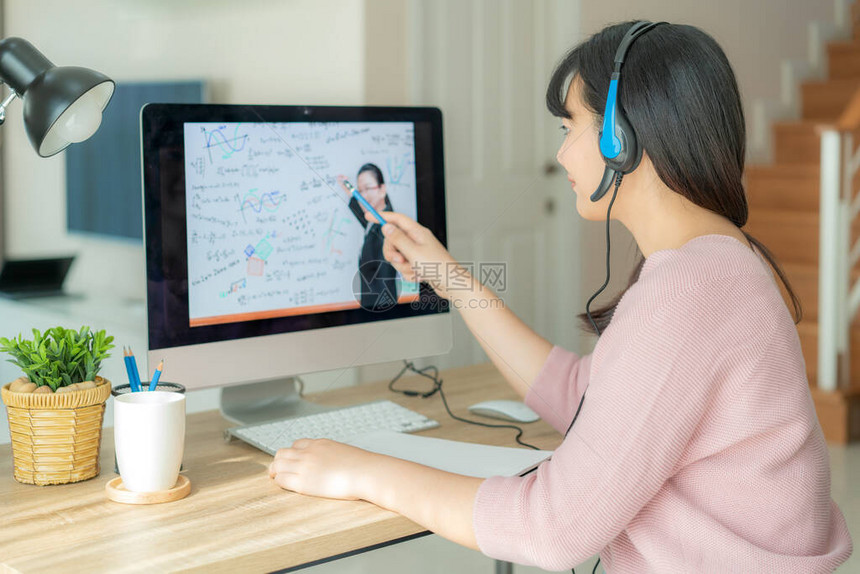 亚洲女学生视频会议在家客厅与老师在电脑上进行电子学习电子学习在线教育和社交距离可防止COVID图片