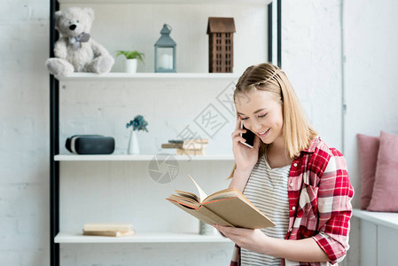 阅读书和在家用电话聊天的少女学生女孩背景图片