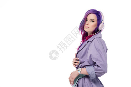 穿着紫色战壕大衣和白色隔绝耳机的图片