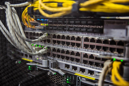 网络服务器和互联网电线互联网络路由器连接到网络接口的电线图片