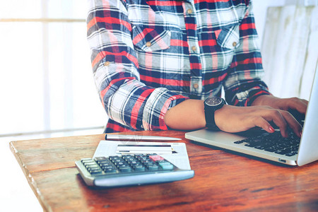 财务和会计概念亚洲商务女手在笔记本电脑键盘上打字图片