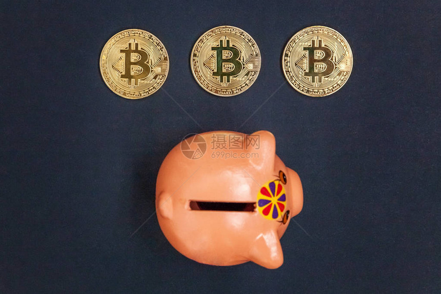 存钱罐和金色比特币在黑色背景上铸造虚拟货币加密货币和储蓄概念用于网上银行和国际网络支付的图片