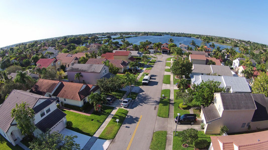 佛罗里达市的中产阶级郊区街道和邻里从图片