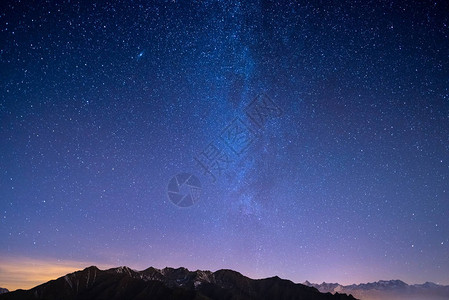 牵牛星圣诞节期间美妙的星空和意大利法国阿尔卑斯山雄伟的高山背景