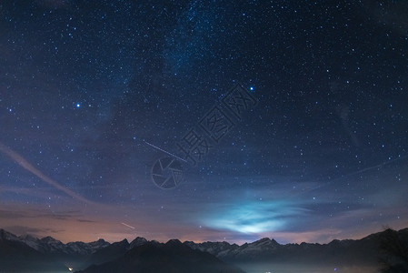 牵牛星节期间美妙的星空和意大利法国阿尔卑斯山雄伟的高山背景