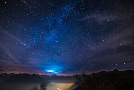 牵牛星圣诞节期间美妙的星空和意大利法国阿尔卑斯山雄伟的高山背景