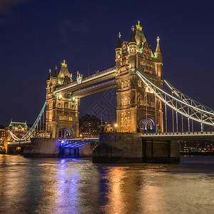 伦敦塔桥横跨泰晤士河图片