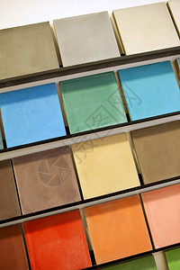 陈列室货架上的彩色瓷砖背景图片
