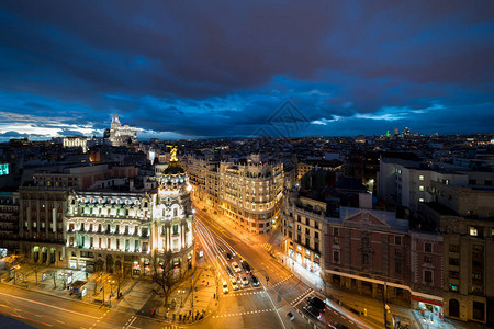 晚上在马德里的主要购物街Granvia街上的汽车和红绿灯西班牙图片
