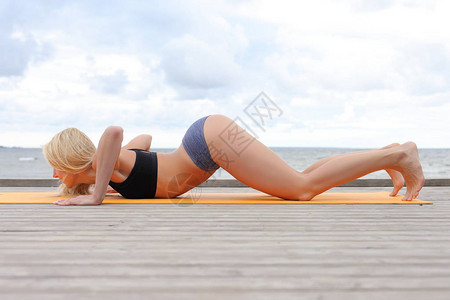 在海上做瑜伽的女人美容健身女人背景图片