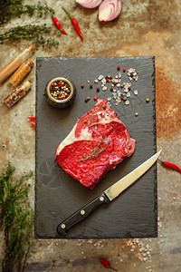 牛排加香料肉类的牛肉排格带有复制空背景图片