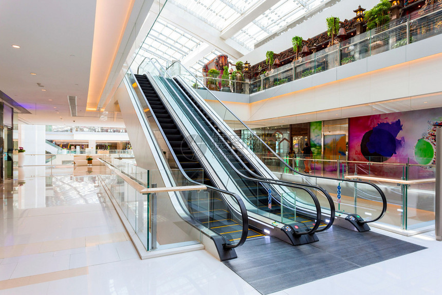 现代购物中心的自动扶梯图片