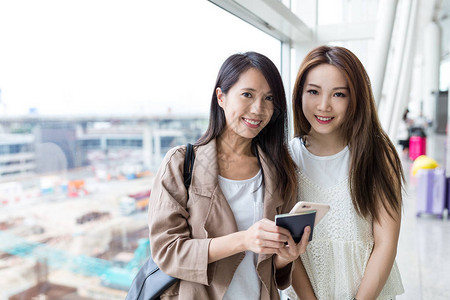 两个女人一起去旅行图片