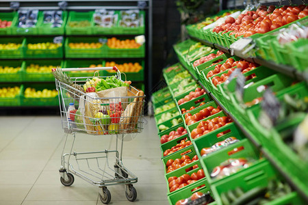 超市水果和蔬菜部安装有健康杂货食品的金属购物小卖车站立高清图片素材