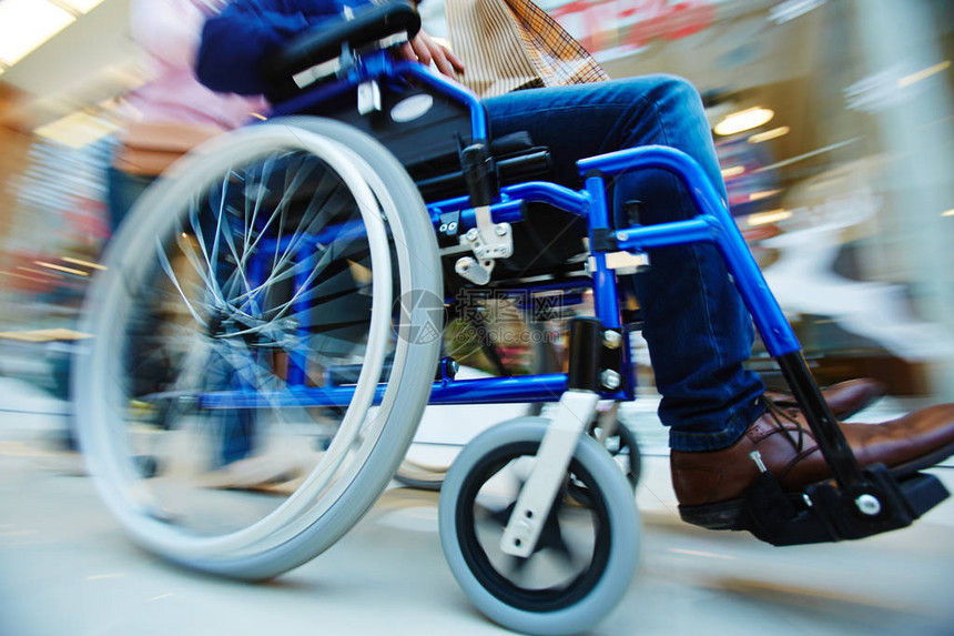 轮椅上的残疾男子图片
