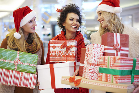 在圣诞节前一起购物的朋友们购物商场是圣诞购物的好地图片