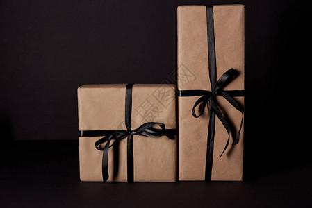 黑色表面黑色星期五概念的包装礼物图片