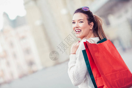 手拿购物袋的女人背景图片