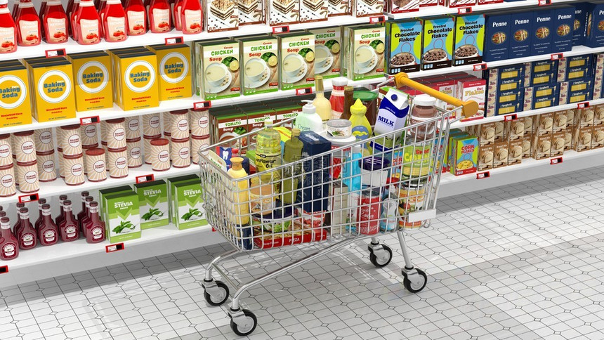 超市内部和各种产品的购物车图片