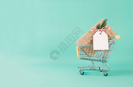 圣诞新年购物和交货概念在购物车图片