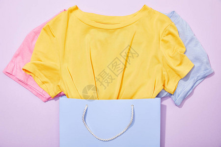 紫外线上购物袋中彩色T恤背景图片