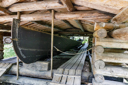 用原木制成的船屋里的长木船图片