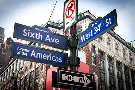 纽约州纽约市曼哈顿市中城先驱广场附近的百老汇第六大道和西34街的图片