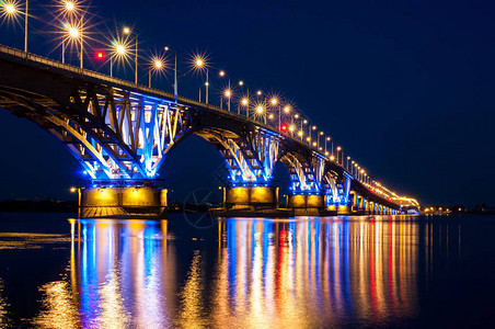 伏尔加河上的公路桥图片
