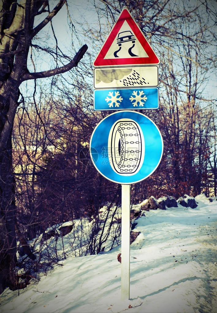街道标志和冬季雪链的指示图片