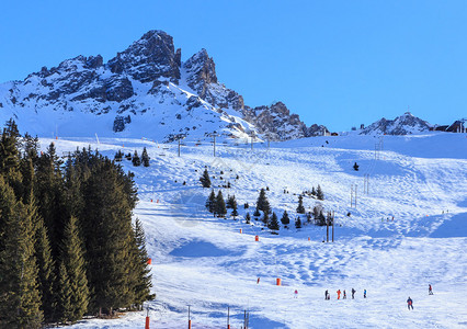 法国梅里贝尔滑雪度假胜地斜图片