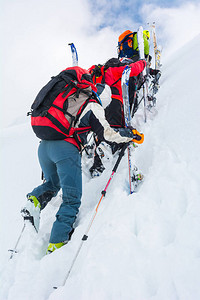 滑雪者正在攀登陡峭的斜坡图片