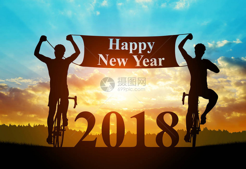 日落时骑自行车的两名骑自行车者向201图片