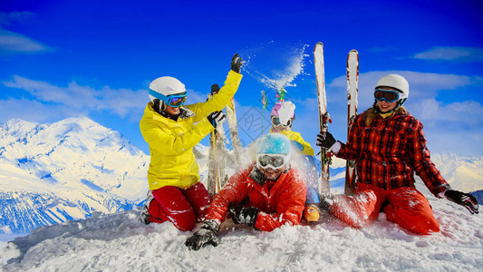 享受山上冬季假期的幸福家庭滑雪太图片