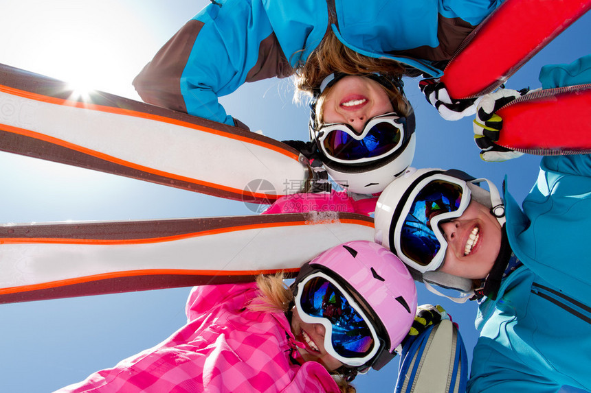 滑地阳光和冬季乐趣享受滑假期图片