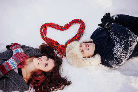 在寒冷的冬季天气里年轻情侣的外门时尚图片