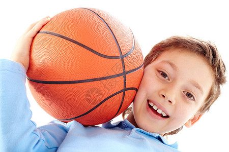 一个男孩拿着篮球的肖像图片