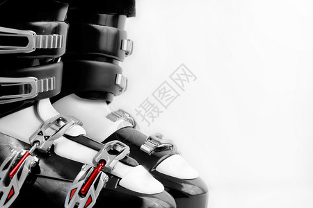 在白色背景的黑色和红色滑雪靴图片
